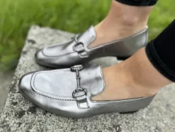 2596